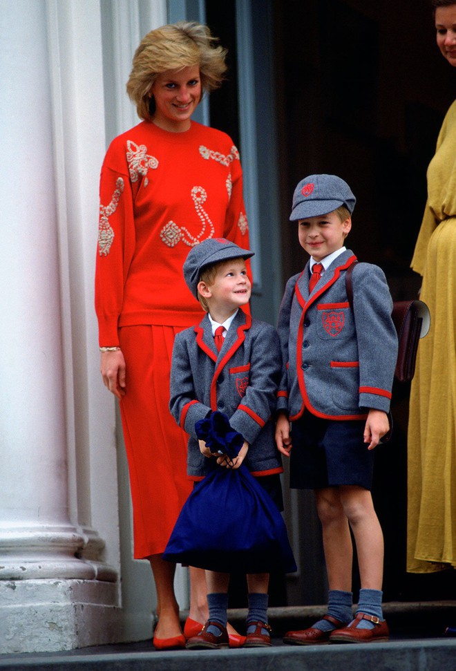 Diện đồ ton-sur-ton và tự tay lựa trang phục “đẹp cả đôi” cho hai con, Công nương Diana đích thực là bà mẹ Hoàng gia sành điệu nhất! - Ảnh 4.