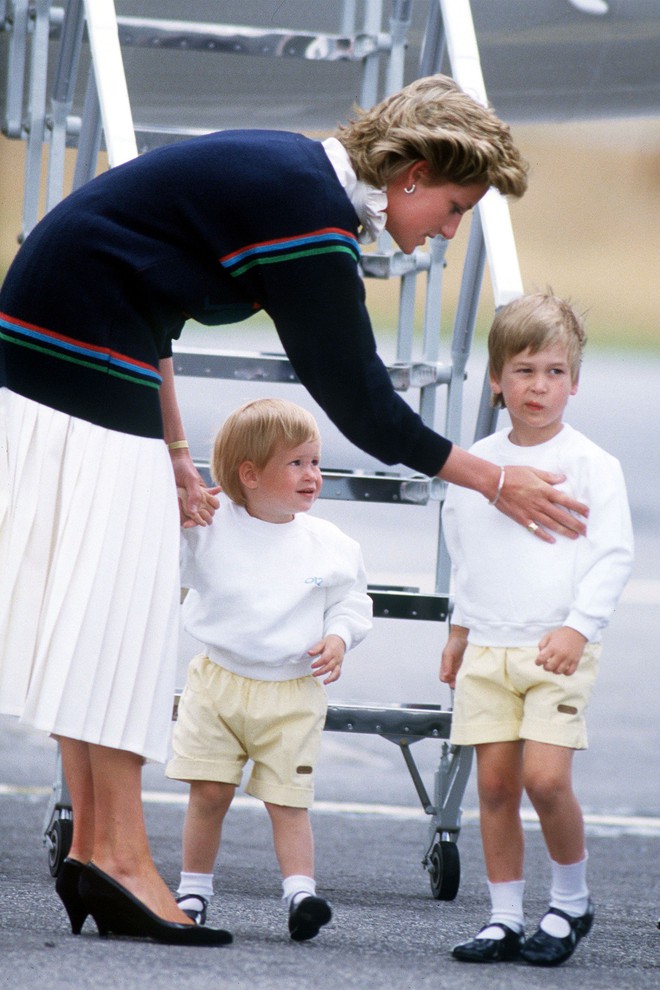 Diện đồ ton-sur-ton và tự tay lựa trang phục “đẹp cả đôi” cho hai con, Công nương Diana đích thực là bà mẹ Hoàng gia sành điệu nhất! - Ảnh 8.