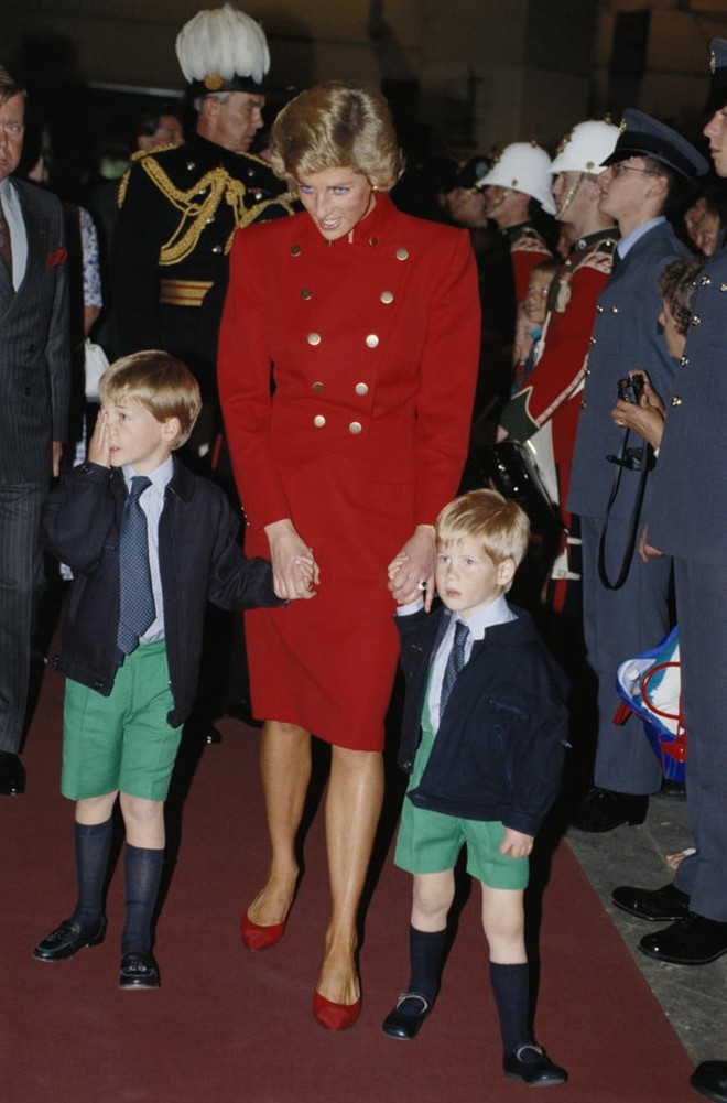 Diện đồ ton-sur-ton và tự tay lựa trang phục “đẹp cả đôi” cho hai con, Công nương Diana đích thực là bà mẹ Hoàng gia sành điệu nhất! - Ảnh 9.