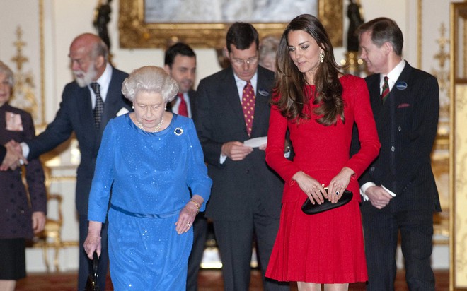 Cùng chia sẻ sở thích diện màu chóe giống Nữ hoàng Anh nhưng Công nương Kate luôn tránh diện gam màu này vì lý do ít ai ngờ - Ảnh 1.