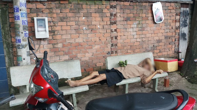 Người đàn ông tử vong bất thường tại ghế đá trên vỉa hè ở Sài Gòn - Ảnh 1.