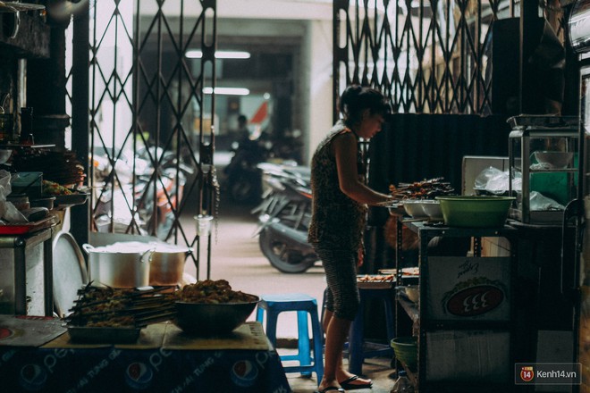 Ở khu phố sầm uất nhất Sài Gòn, có một hàng bún thịt nướng đã “trụ vững” hơn nửa thế kỉ - Ảnh 2.