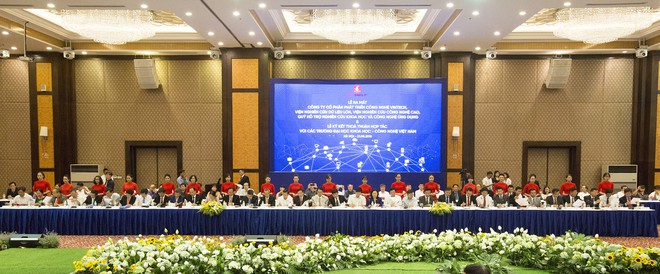 Vingroup đặt h&agrave;ng hơn 50 trường Đại học tại Việt Nam, cam kết tiếp nhận 100.000 sinh vi&ecirc;n tốt nghiệp trong 10 năm tới - Ảnh 2.