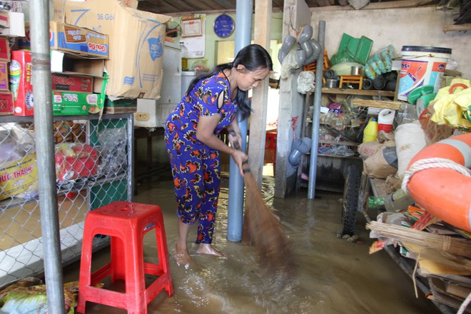 B&atilde;o số 4 đi qua, nắng đ&atilde; l&ecirc;n nhưng nước vẫn chưa r&uacute;t khiến cuộc sống người d&acirc;n Nghệ An đảo lộn - Ảnh 7.