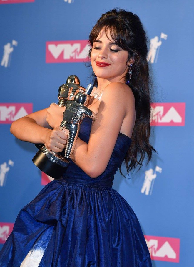 VMAs 2018 tụt dốc kỉ lục khiến người ta chỉ nhớ về tiết mục đẳng cấp này của Beyoncé 2 năm về trước - Ảnh 2.