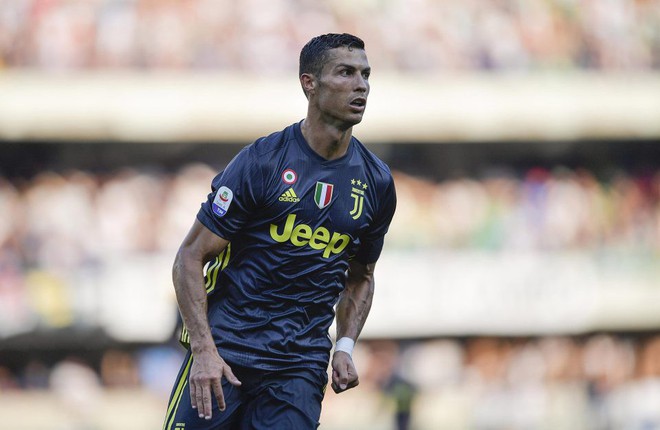 Ronaldo khoe ảnh gia đ&igrave;nh đ&aacute;ng y&ecirc;u trong đồng phục Juventus - Ảnh 2.