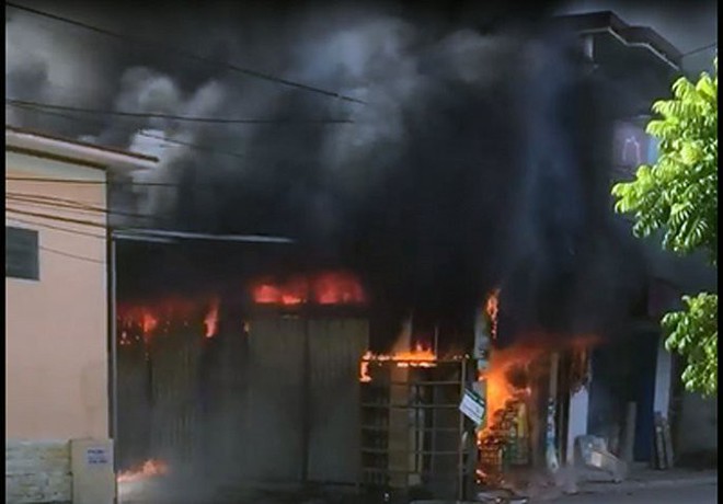Cháy ngùn ngụt cửa hàng tạp hoá tại Hải Phòng, thiêu rụi hàng tỷ đồng - Ảnh 1.
