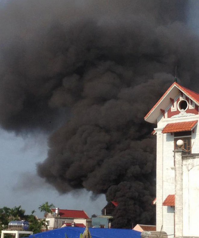 Cháy ngùn ngụt cửa hàng tạp hoá tại Hải Phòng, thiêu rụi hàng tỷ đồng - Ảnh 2.