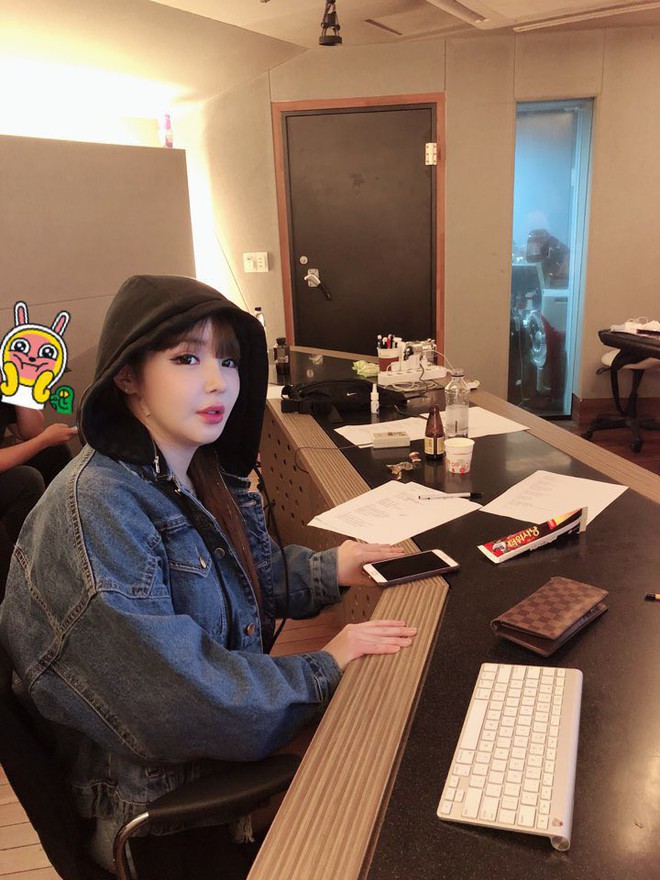 Park Bom đăng ảnh trong phòng thu, ngày comeback đang rất gần? - Ảnh 1.