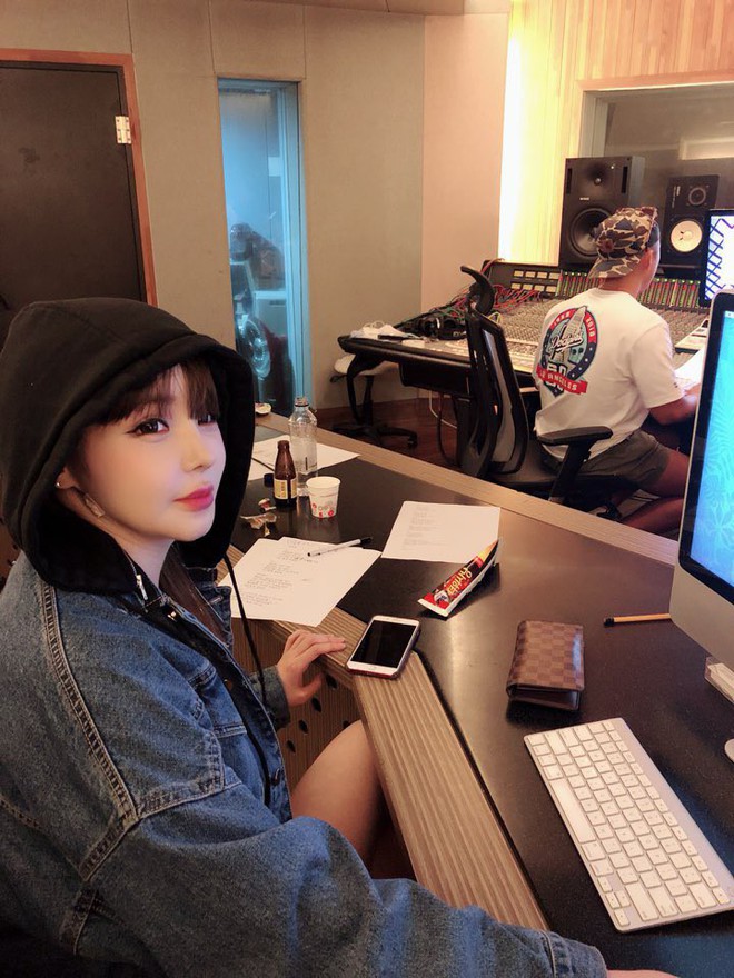 Park Bom đăng ảnh trong phòng thu, ngày comeback đang rất gần? - Ảnh 2.