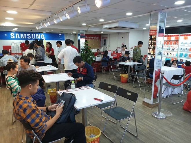 Nhiều người xếp hàng từ sáng tới đêm chờ mua Galaxy Note9, cổ vũ U23 Việt Nam qua smartphone - Ảnh 7.
