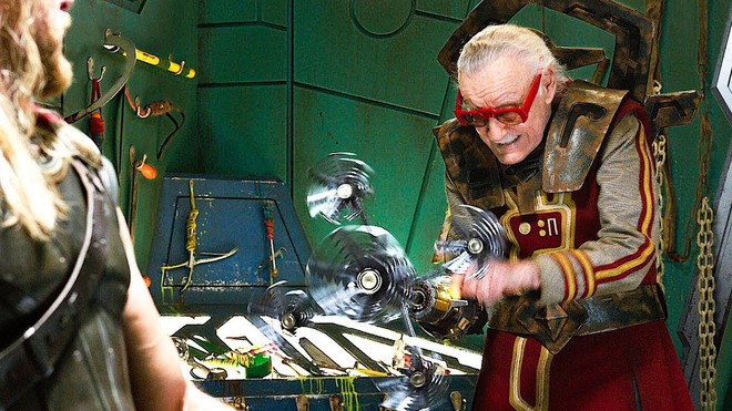 H&oacute;a ra cụ Stan Lee đang nắm giữ vũ kh&iacute; hủy diệt nhất vũ trụ m&agrave; chẳng ai nhận ra - Ảnh 3.