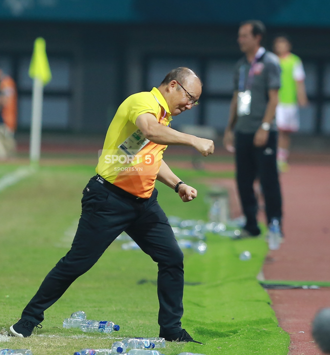 HLV Park Hang Seo: Cái cúi đầu nghĩ ngợi và quyết định thay đổi cục diện toàn trận đấu - Ảnh 9.