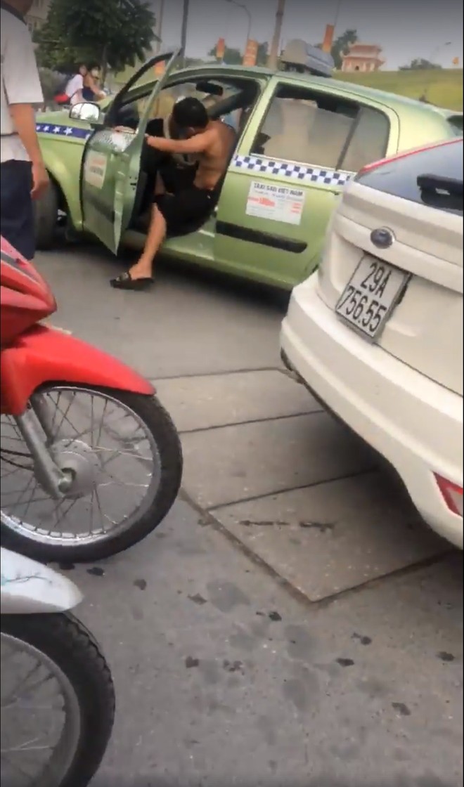 H&agrave; Nội: Hung hăng dọa nạt sau va chạm giao th&ocirc;ng, t&agrave;i xế taxi xăm trổ bị phản dame bởi 2 thanh ni&ecirc;n to b&eacute;o như v&otilde; sĩ sumo - Ảnh 4.