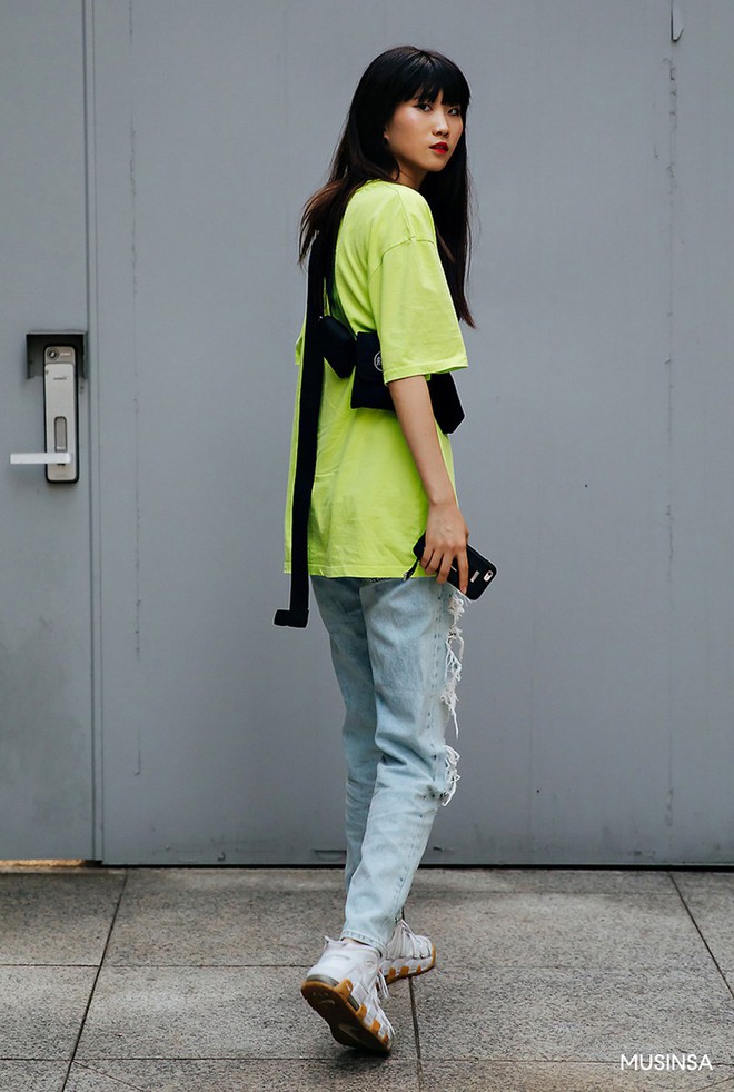 Đồ jean, khoe chân và khoe eo - 3 bí kíp làm nên street style đẹp bá cháy của giới trẻ Hàn tuần qua - Ảnh 12.