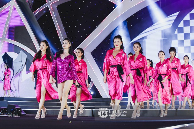 Đến lượt Đ&ocirc;ng Nhi g&acirc;y thương nhớ với cặp ch&acirc;n d&agrave;i thẳng tắp khi khuấy động đ&ecirc;m thi của HHVN 2018 - Ảnh 1.