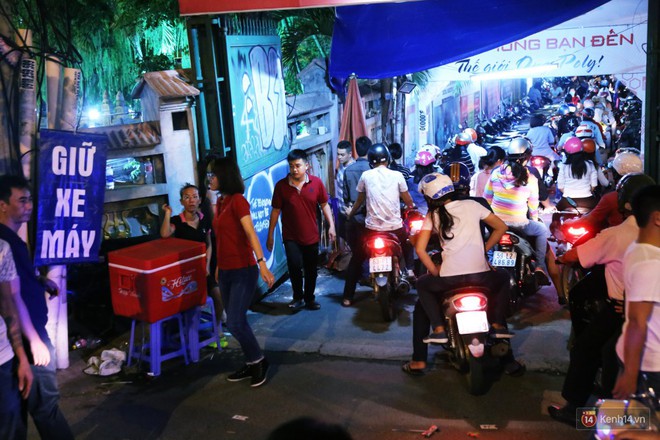 Hàng nghìn người Sài Gòn trật tự xếp hàng dài, chờ gõ chuông chùa cầu bình an cho cha mẹ trong ngày Vu Lan - Ảnh 3.