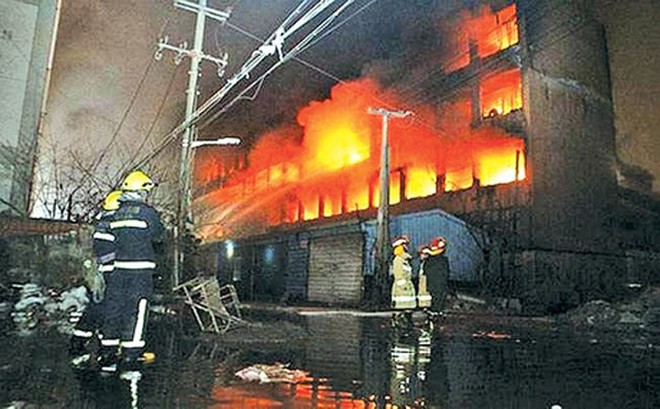 Hiện trường vụ cháy kinh hoàng tại khách sạn, 19 người chết ở Trung Quốc - Ảnh 1.