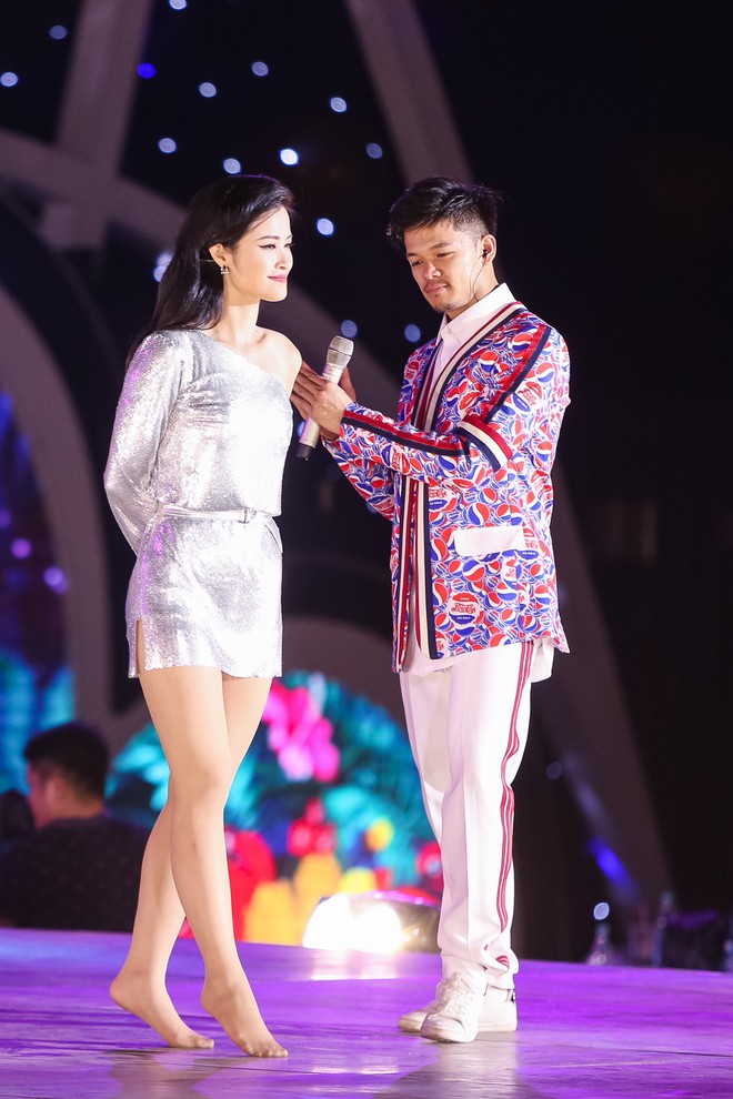 Clip: Đông Nhi cởi giày, nhảy cực sung cùng thí sinh Hoa hậu Việt Nam trong buổi tổng duyệt - Ảnh 7.