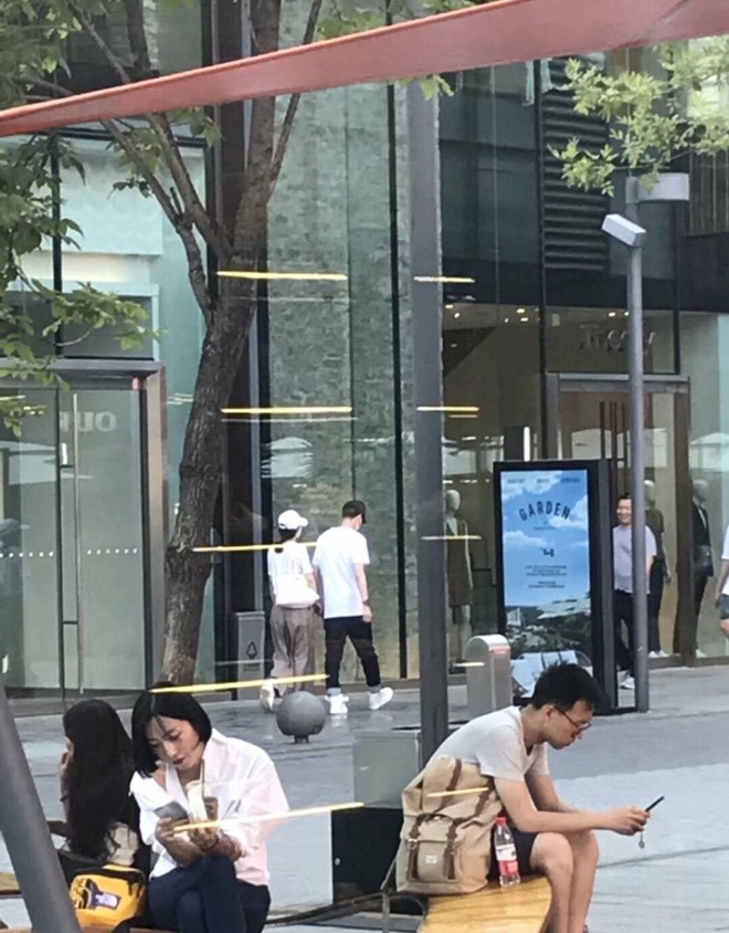 Triệu Lệ Dĩnh tiếp tục lộ ảnh nắm chặt tay Đường Tăng Ph&ugrave;ng Thiệu Phong tr&ecirc;n phố? - Ảnh 5.