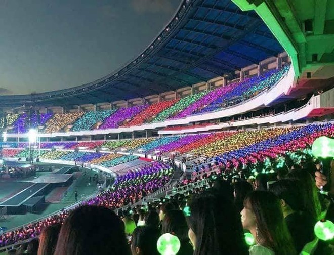 Nghi vấn ARMY đạo nhái biển lightstick cầu vồng độc quyền EXO-L trong tour diễn mới nhất của BTS - Ảnh 1.