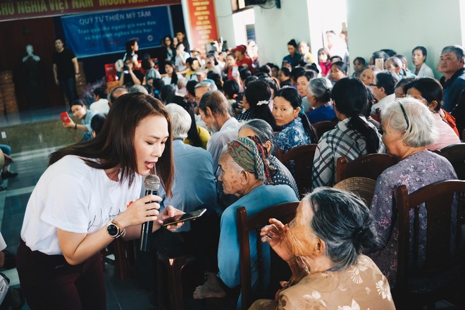 Mỹ Tâm về quê Quảng Nam trao quà cho người già neo đơn, hình ảnh đẹp ấm lòng mùa Vu Lan! - Ảnh 5.