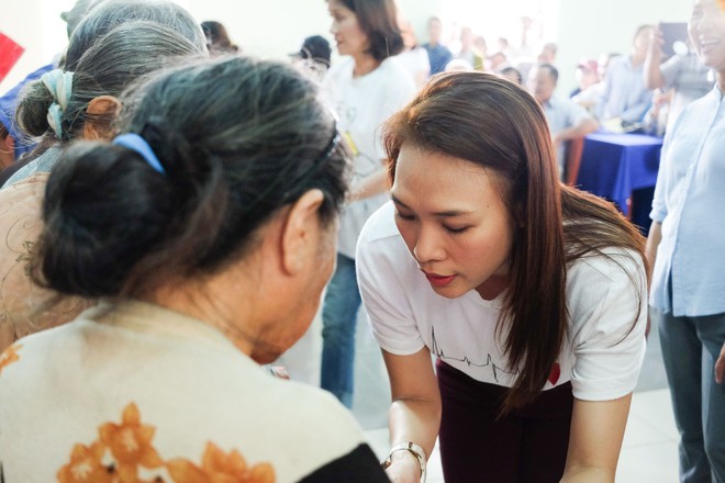 Mỹ Tâm về quê Quảng Nam trao quà cho người già neo đơn, hình ảnh đẹp ấm lòng mùa Vu Lan! - Ảnh 3.