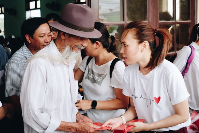 Mỹ Tâm về quê Quảng Nam trao quà cho người già neo đơn, hình ảnh đẹp ấm lòng mùa Vu Lan! - Ảnh 2.