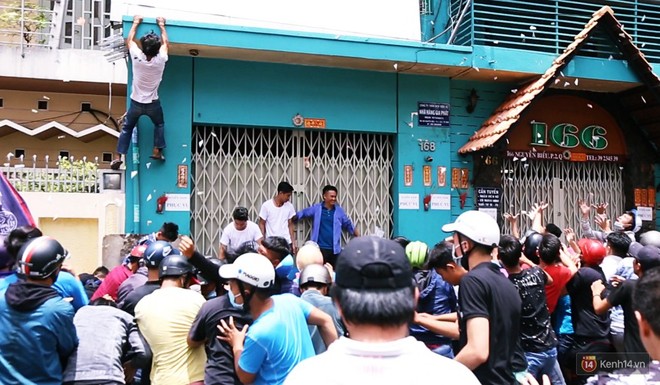 Hàng trăm thanh niên trèo tường, giẫm đạp lên nhau để giật tiền cúng cô hồn náo loạn đường phố Sài Gòn - Ảnh 7.