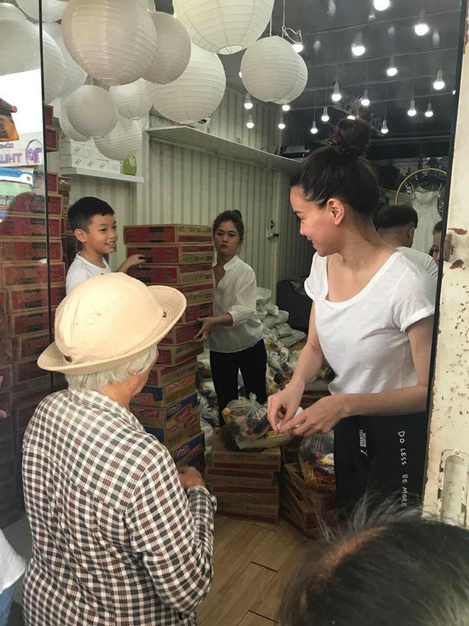 Subeo h&aacute;o hức c&ugrave;ng mẹ H&agrave; Hồ đi trao qu&agrave; từ thiện trong m&ugrave;a lễ b&aacute;o hiếu - Ảnh 1.