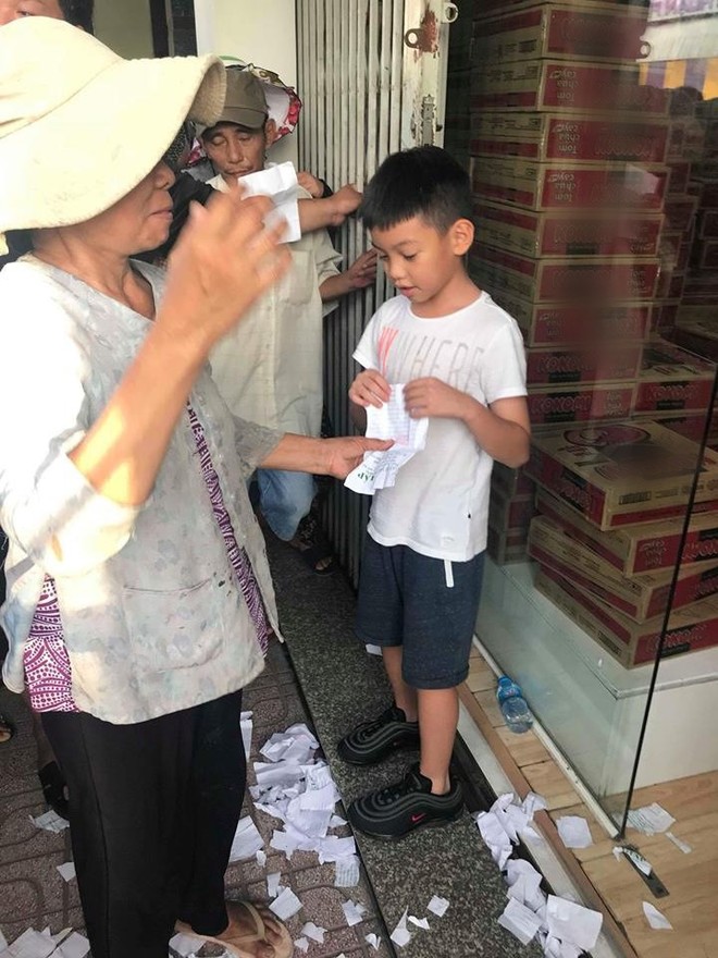 Subeo h&aacute;o hức c&ugrave;ng mẹ H&agrave; Hồ đi trao qu&agrave; từ thiện trong m&ugrave;a lễ b&aacute;o hiếu - Ảnh 3.