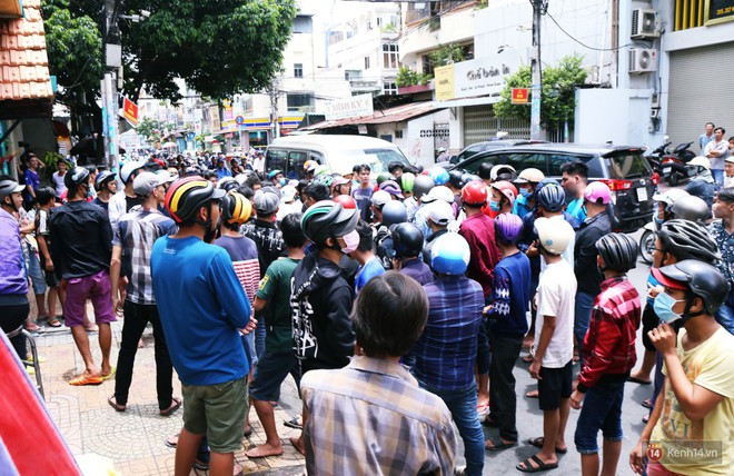 Hàng trăm thanh niên trèo tường, giẫm đạp lên nhau để giật tiền cúng cô hồn náo loạn đường phố Sài Gòn - Ảnh 3.