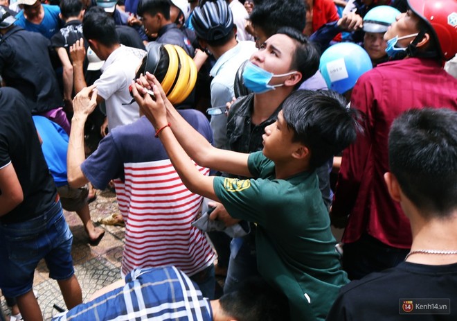 Hàng trăm thanh niên trèo tường, giẫm đạp lên nhau để giật tiền cúng cô hồn náo loạn đường phố Sài Gòn - Ảnh 12.