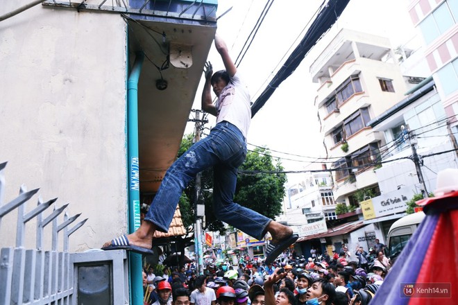 Hàng trăm thanh niên trèo tường, giẫm đạp lên nhau để giật tiền cúng cô hồn náo loạn đường phố Sài Gòn - Ảnh 17.