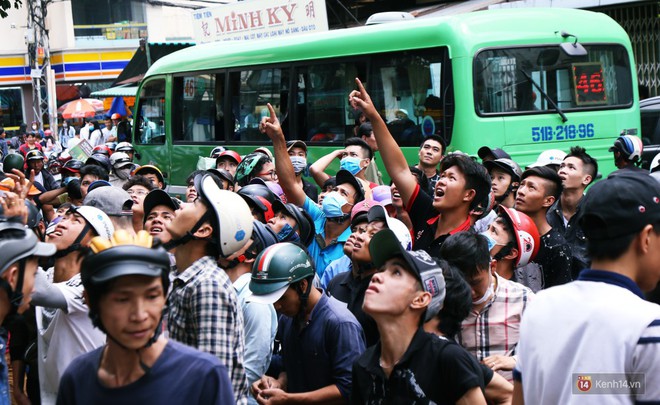 Hàng trăm thanh niên trèo tường, giẫm đạp lên nhau để giật tiền cúng cô hồn náo loạn đường phố Sài Gòn - Ảnh 11.