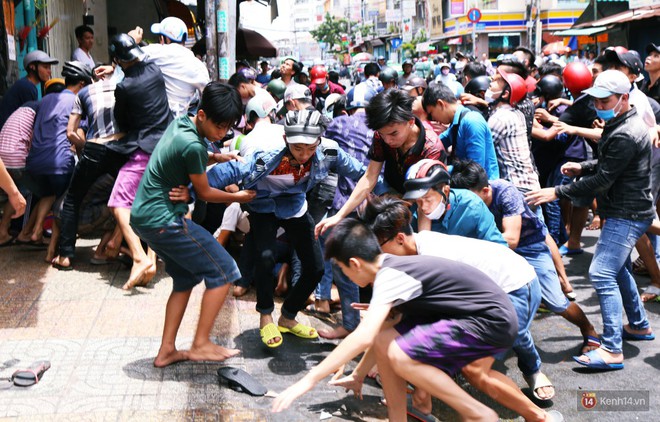 Hàng trăm thanh niên trèo tường, giẫm đạp lên nhau để giật tiền cúng cô hồn náo loạn đường phố Sài Gòn - Ảnh 13.