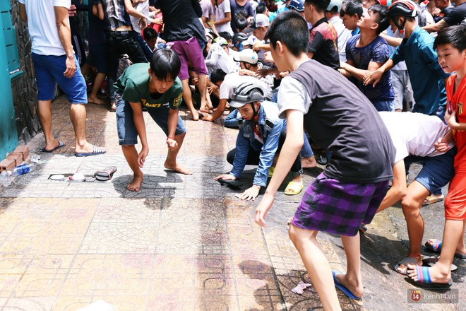 Hàng trăm thanh niên trèo tường, giẫm đạp lên nhau để giật tiền cúng cô hồn náo loạn đường phố Sài Gòn - Ảnh 14.