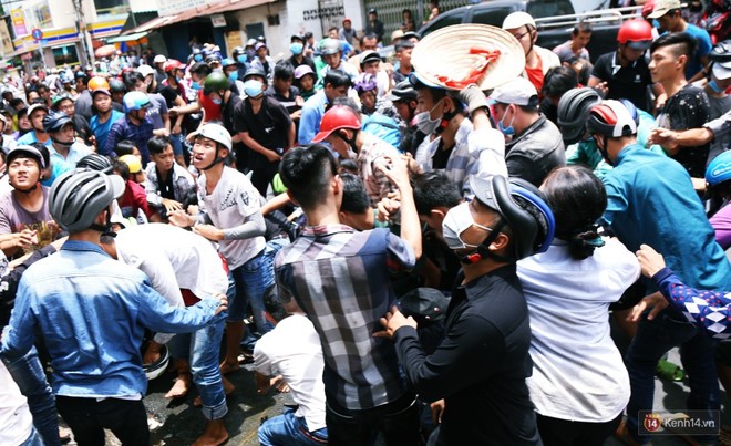 Hàng trăm thanh niên trèo tường, giẫm đạp lên nhau để giật tiền cúng cô hồn náo loạn đường phố Sài Gòn - Ảnh 8.
