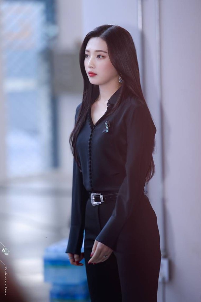 Nhìn Joy (Red Velvet) để thấy: quần và váy cạp cao dù giúp kéo chân nhưng cũng có thể phản chủ - Ảnh 4.