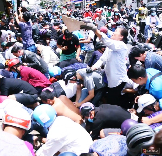 Hàng trăm thanh niên trèo tường, giẫm đạp lên nhau để giật tiền cúng cô hồn náo loạn đường phố Sài Gòn - Ảnh 9.