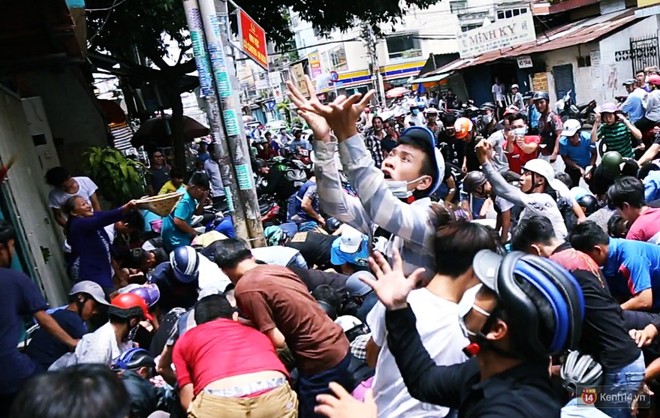 Hàng trăm thanh niên trèo tường, giẫm đạp lên nhau để giật tiền cúng cô hồn náo loạn đường phố Sài Gòn - Ảnh 10.