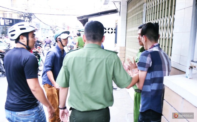 Hàng trăm thanh niên trèo tường, giẫm đạp lên nhau để giật tiền cúng cô hồn náo loạn đường phố Sài Gòn - Ảnh 18.