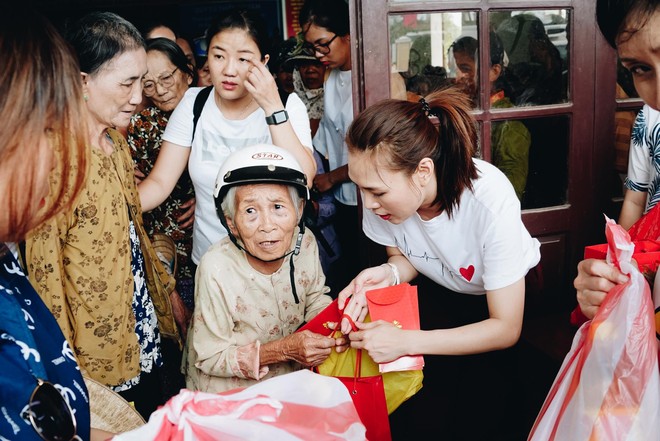 Mỹ Tâm về quê Quảng Nam trao quà cho người già neo đơn, hình ảnh đẹp ấm lòng mùa Vu Lan! - Ảnh 11.