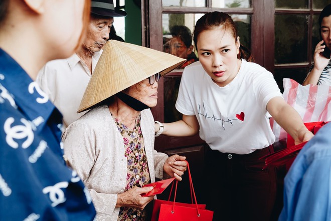 Mỹ Tâm về quê Quảng Nam trao quà cho người già neo đơn, hình ảnh đẹp ấm lòng mùa Vu Lan! - Ảnh 8.