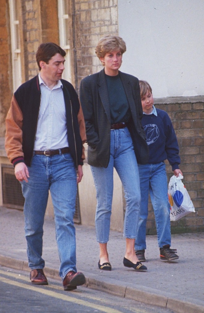 Quả đúng là biểu tượng thời trang huyền thoại, mẫu jeans Công nương Diana hay diện ngày ấy chính là kiểu quần jeans cực hot bây giờ - Ảnh 3.
