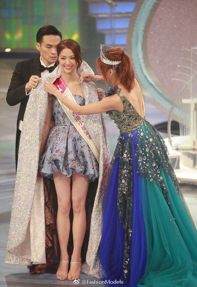 Vừa đăng quang, tân Hoa hậu Hong Kong liên tục lộ khoảnh khắc hớ hênh vì váy quá ngắn - Ảnh 1.