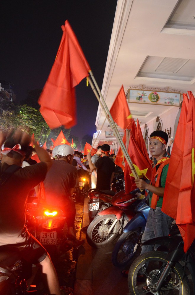 Hàng trăm lá cờ, băng rôn và sticker bán đắt như tôm tươi sau chiến thắng lịch sử của đội tuyển Olympic Việt Nam - Ảnh 4.
