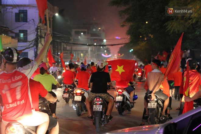 Hàng triệu người đổ ra đường hò reo ăn mừng chiến thắng lịch sử của Olympic Việt Nam 7