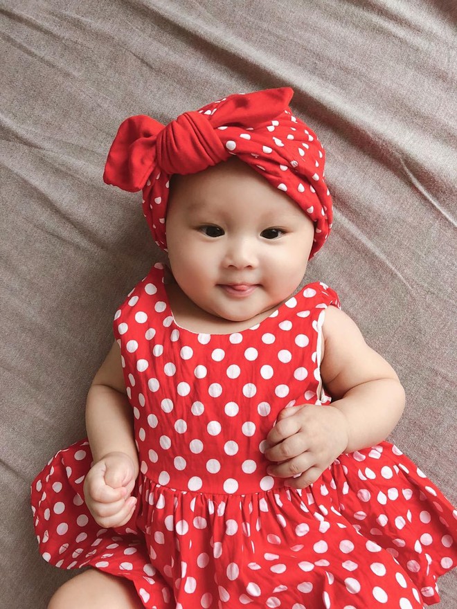 Mẹ trẻ hạnh ph&uacute;c khoe con g&aacute;i dậy th&igrave; th&agrave;nh c&ocirc;ng sau 6 th&aacute;ng ch&agrave;o đời, nhưng cư d&acirc;n mạng lại chỉ tấm tắc khen điều n&agrave;y - Ảnh 2.