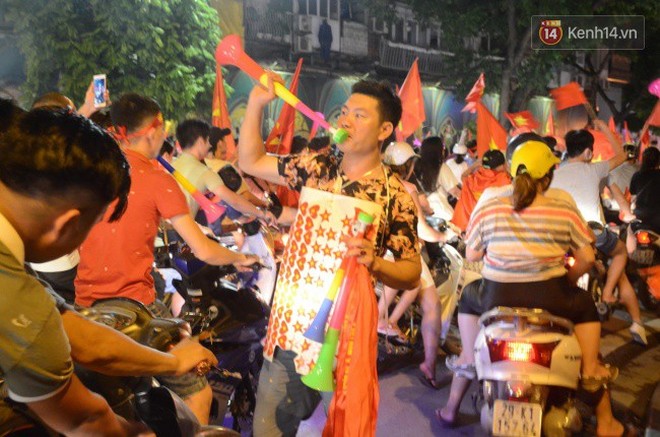 Hàng trăm lá cờ Việt Nam bán đắt như tôm tươi sau chiến thắng lịch sử